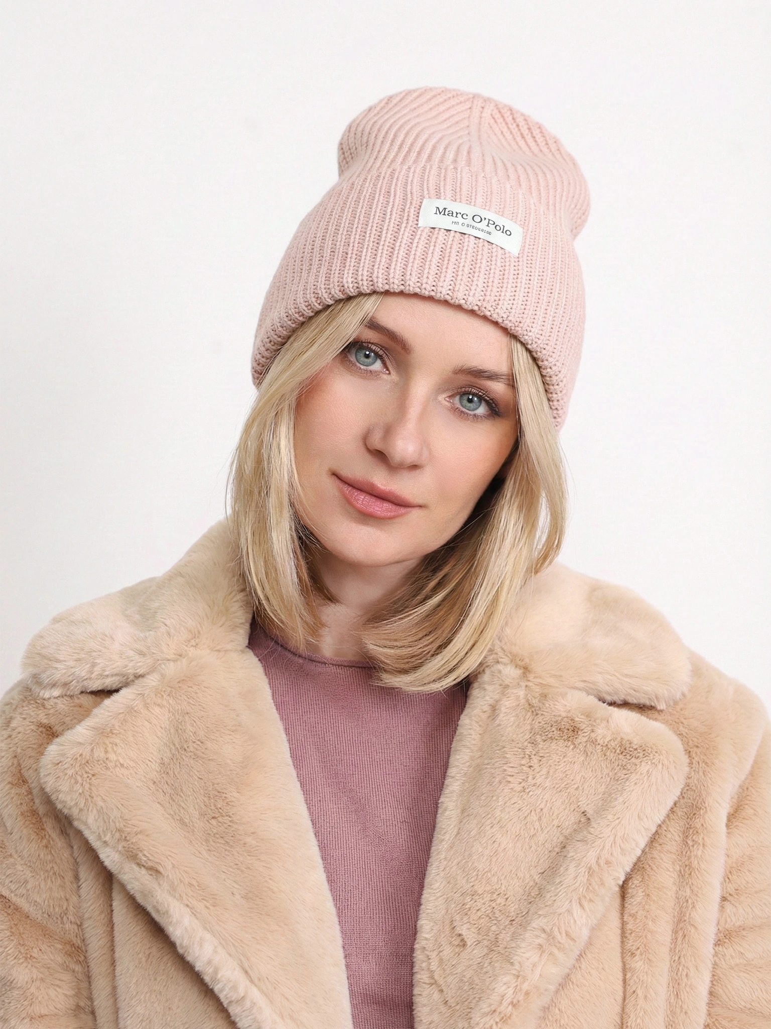 Шапка-бини светло-розового цвета с отворотом из хлопка